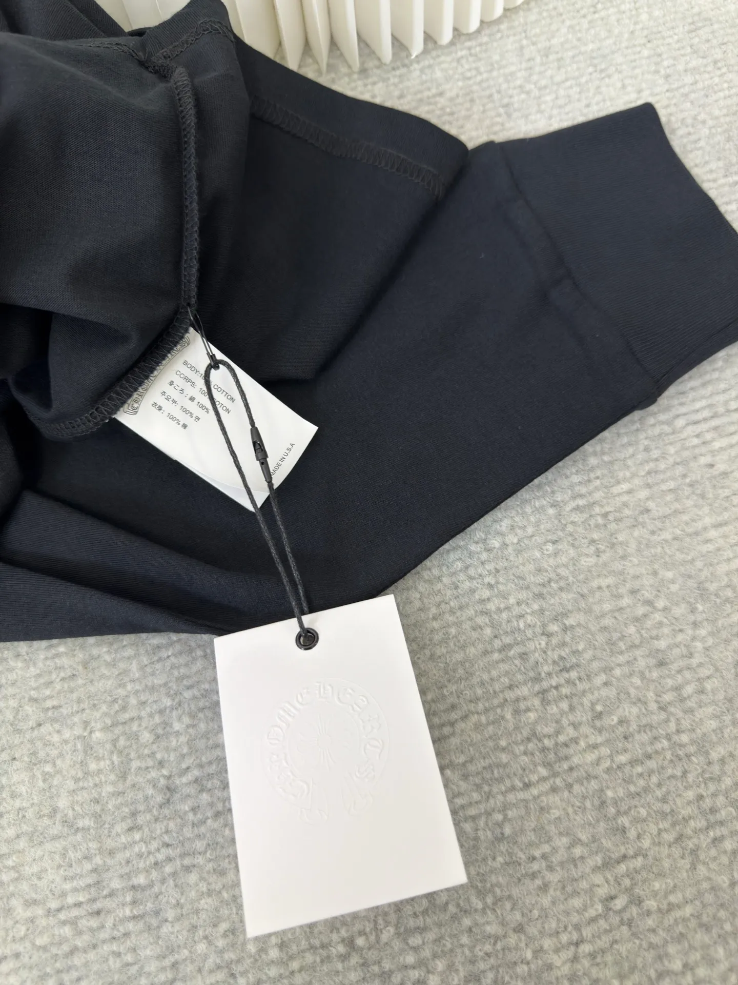 P290 Chrome Hear Sanskrit collar long sleeves. The fabric is made of 26 weave 200 grams cotton. The printing is ink printing. Customized accessories. Size S M L